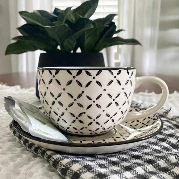 Set/2 Pattern Tea Cups & Saucers - Picture 7 of 8